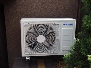 Klimatyzator Samsung na zewnątrz mieszkania